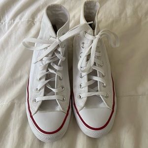 Women’s 7.5 Converse! Great condition!